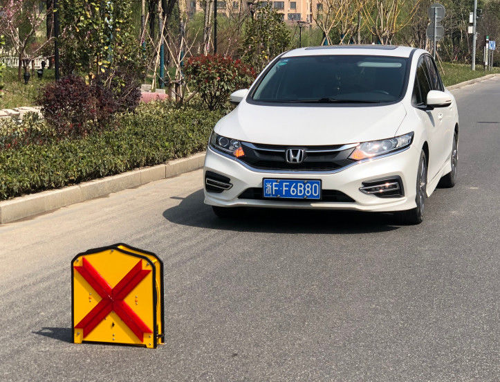 Wasserdichte LED-Pfeiltafel mit 3500 mm einziehbarem Lichtstreifen und A5052-Aluminiumlegierungskonstruktion